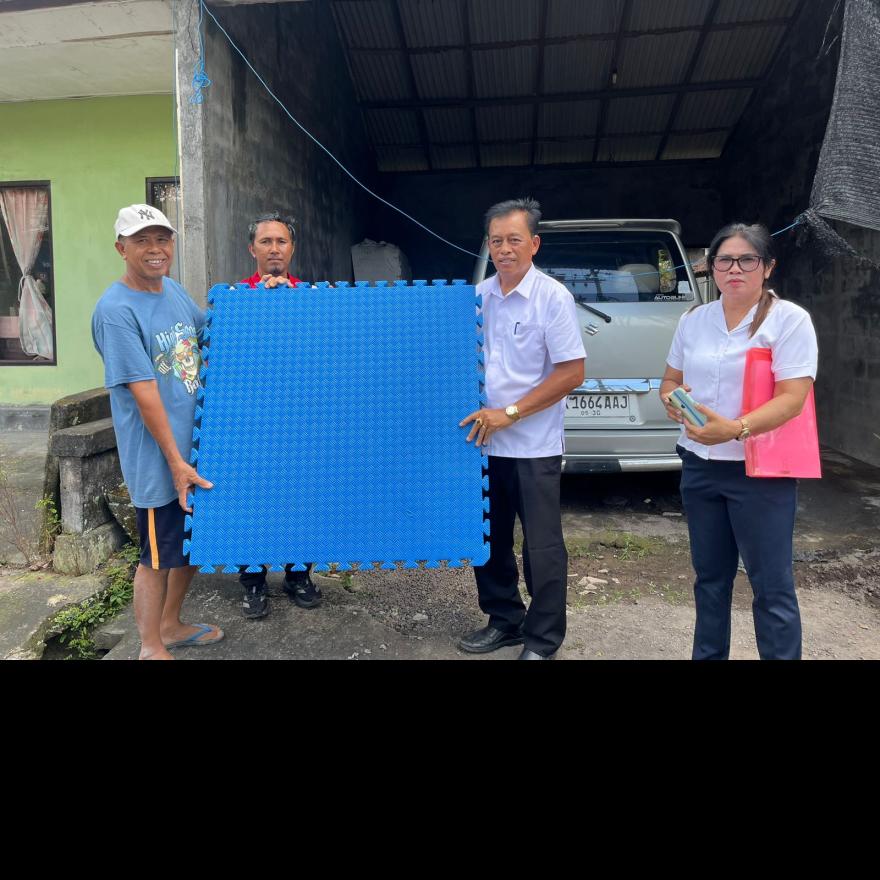 PENYERAHAN MATRAS KEPADA KEGIATAN EXTRA KULIKULER KARATE DESA SINGAPADU KALER OLEH BAPAK PERBEKEL 